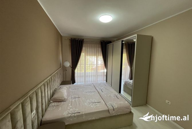 Shtepi me qera Apartament ne Tirane, 3+1, Mobilimi E mobiluar, Pagesa 1,300  Euro.