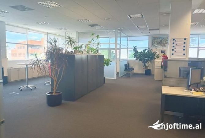 Ambient biznesi me qera 3+1 ne Tirane - 7,500 Euro