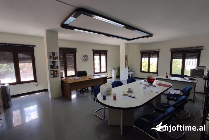 Ambient biznesi me qera 3+1 ne Tirane - 800 Euro