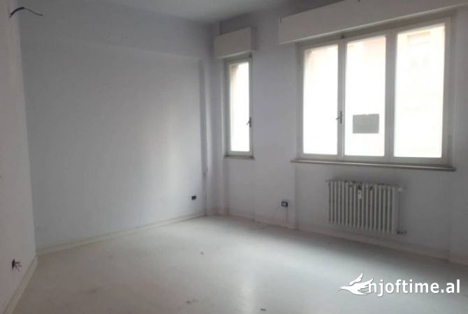 Ambient biznesi me qera 3+1 ne Tirane - 370 Euro