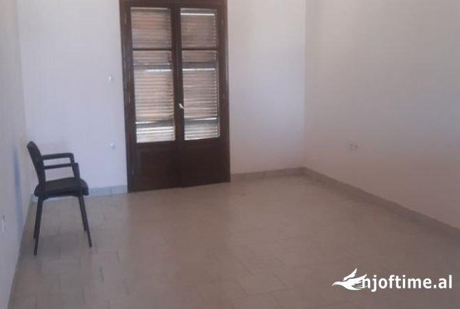 Ambient biznesi me qera 3+1 ne Tirane - 350 Euro
