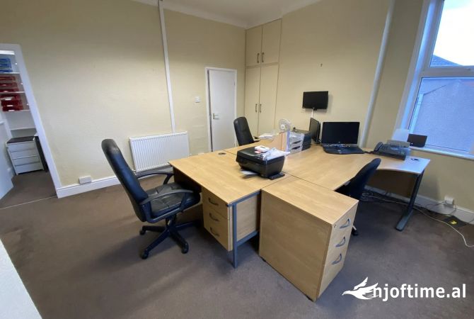 Ambient biznesi me qera 3+1 ne Tirane - 300 Euro