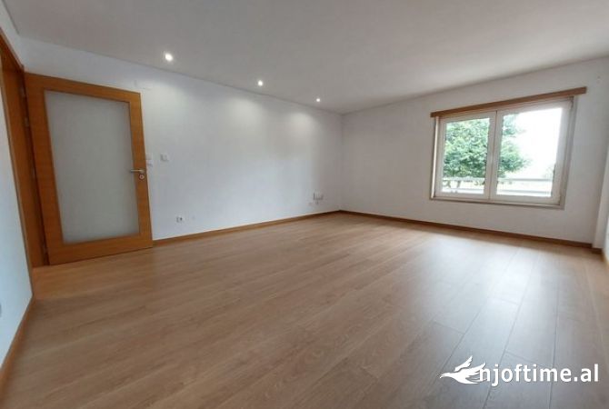 Ambient biznesi me qera 3+1 ne Tirane - 1,200 Euro
