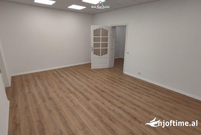 Shtepi me qera Shtepi Private ne Tirane, 4+1, Mobilimi Pjeserisht e mobiluar, Pagesa 1,500  Euro.