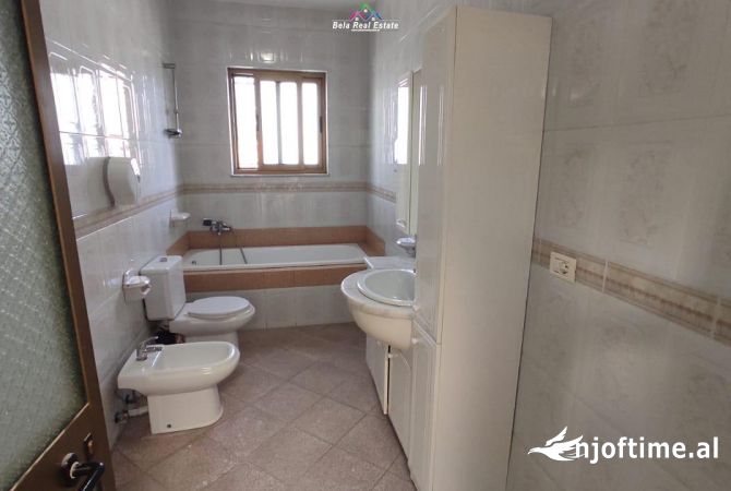 Shtepi me qera Shtepi Private ne Tirane, 4+1, Mobilimi Pjeserisht e mobiluar, Pagesa 1,500  Euro.