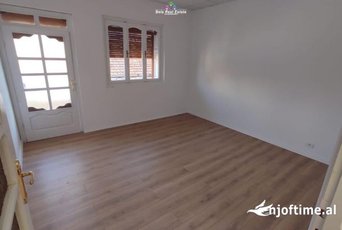 Shtepi me qera Shtepi Private ne Tirane, 4+1, Mobilimi Pjeserisht e mobiluar, Pagesa 1,500  Euro.