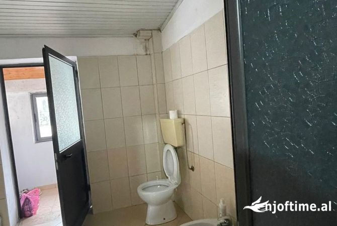 Shtepi ne shitje Apartament ne Tirane, 2+1, Mobilimi Pjeserisht e mobiluar, Pagesa 186,000  Euro.