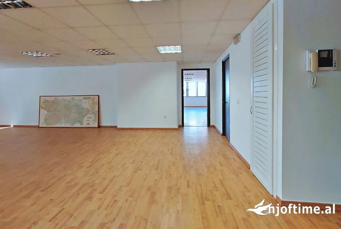 Ambient biznesi me qera 3+1 ne Tirane - 950 Euro