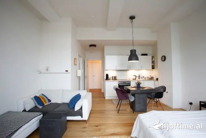 Shtepi me qera 4+1 ne Tirane - 1,200 Euro