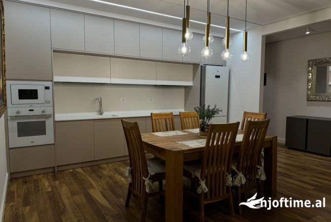 Shtepi me qera Apartament ne Tirane, 1+1, Mobilimi E mobiluar, Pagesa 2,500  Euro.