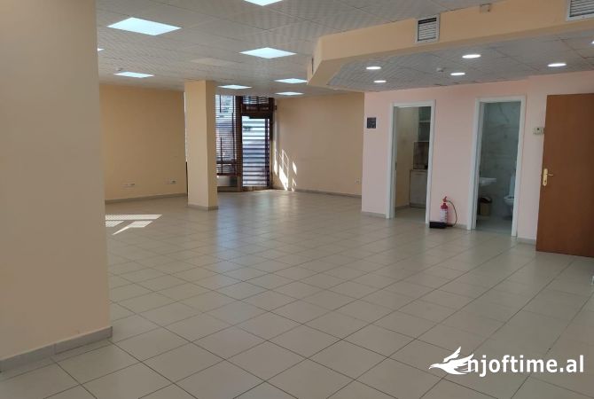 Ambient biznesi me qera 3+1 ne Tirane - 2,730 Euro