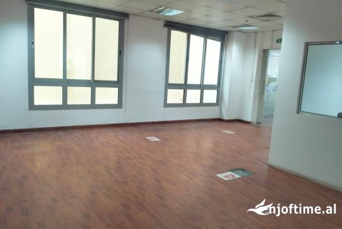 Ambient biznesi me qera 3+1 ne Tirane - 2,000 Euro