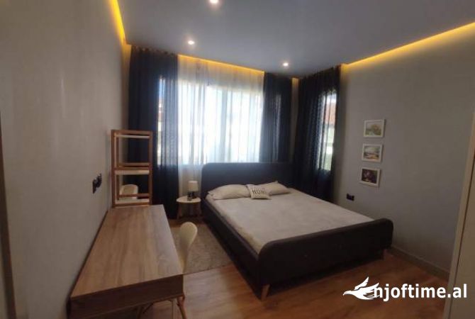 Shtepi me qera Shtepi Private ne Tirane, 3+1, Mobilimi E mobiluar, Pagesa 1,200  Euro.
