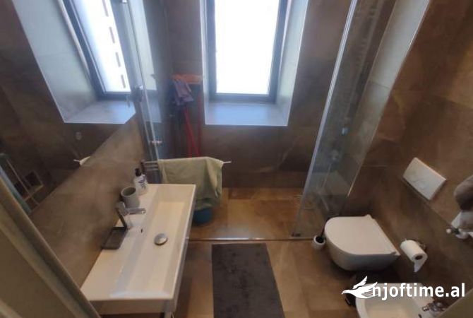 Shtepi me qera Shtepi Private ne Tirane, 3+1, Mobilimi E mobiluar, Pagesa 1,200  Euro.