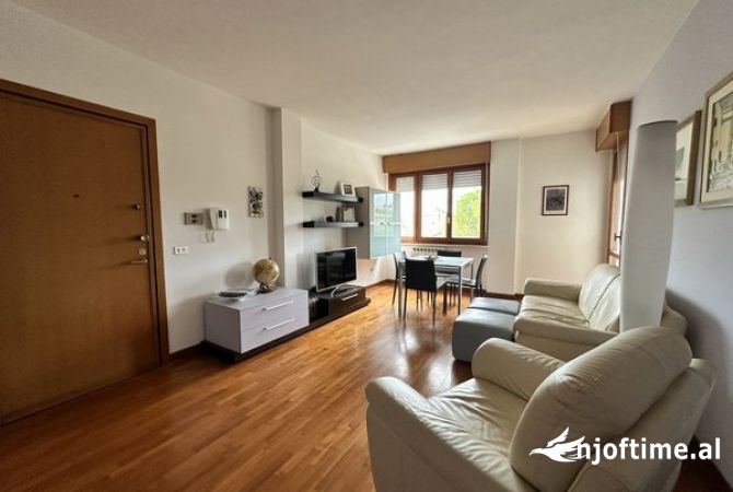 Shtepi me qera 2+1 ne Tirane - 560 Euro