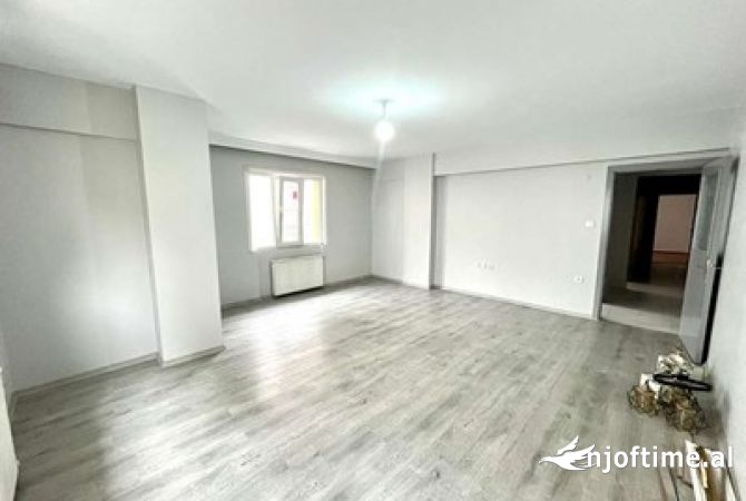 Ambient biznesi me qera 3+1 ne Tirane - 1,050 Euro