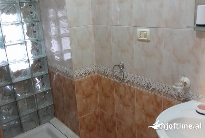 Shtepi me qera Apartament ne Tirane, 2+1, Mobilimi E mobiluar, Pagesa 550  Euro.