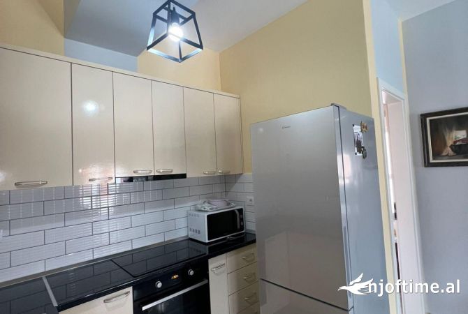 Shtepi ne shitje Apartament ne Tirane, 1+1, Mobilimi Bosh, pa mobiluar, Pagesa 100,000  Euro.