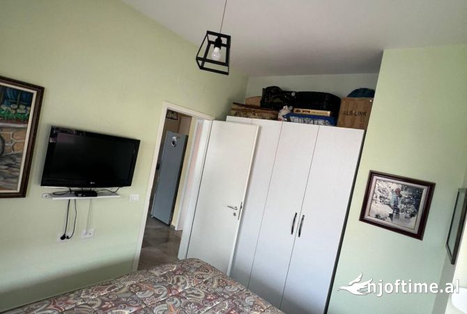 Shtepi ne shitje Apartament ne Tirane, 1+1, Mobilimi Bosh, pa mobiluar, Pagesa 100,000  Euro.