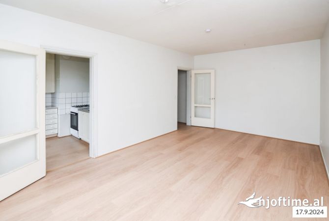 Ambient biznesi me qera 3+1 ne Tirane - 1,000 Euro