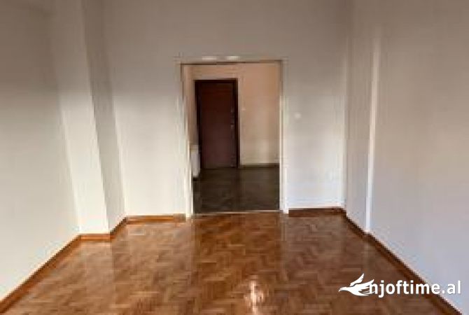 Ambient biznesi me qera 3+1 ne Tirane - 700 Euro