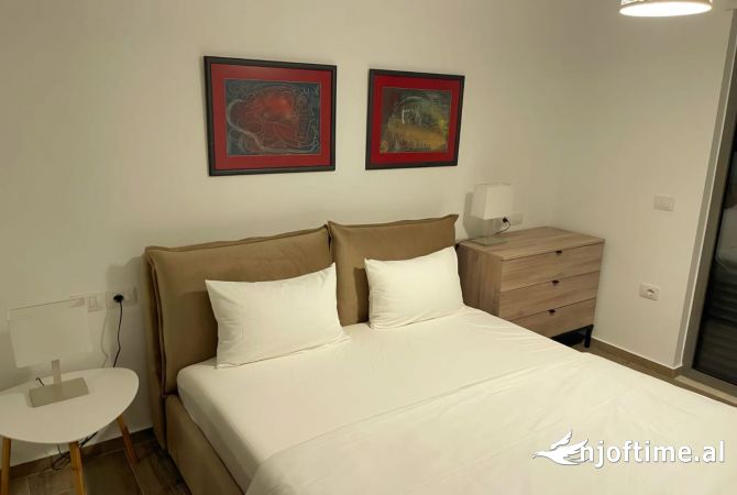 Shtepi me qera Vila Luksoze ne Tirane, 3+1, Mobilimi E mobiluar, Pagesa 2,350  Euro.