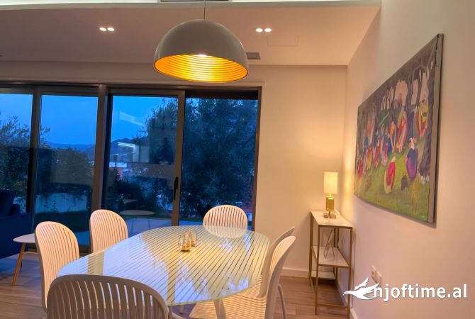 Shtepi me qera Vila Luksoze ne Tirane, 3+1, Mobilimi E mobiluar, Pagesa 2,350  Euro.