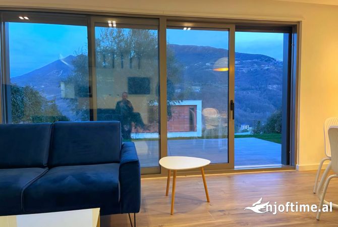 Shtepi me qera Vila Luksoze ne Tirane, 3+1, Mobilimi E mobiluar, Pagesa 2,350  Euro.