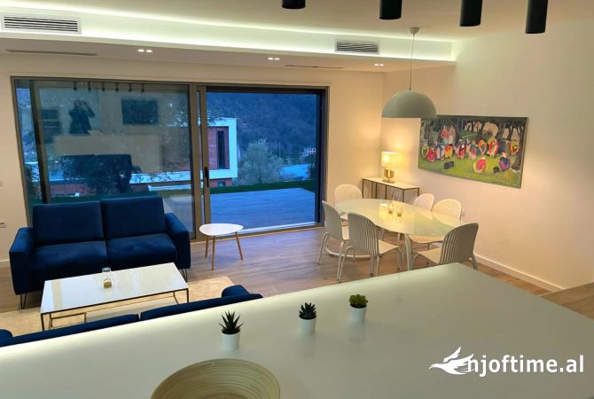 Shtepi me qera Vila Luksoze ne Tirane, 3+1, Mobilimi E mobiluar, Pagesa 2,350  Euro.