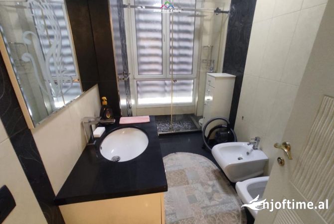 Shtepi ne shitje Apartament ne Tirane, 3+1, Mobilimi E mobiluar, Pagesa 265,000  Euro.