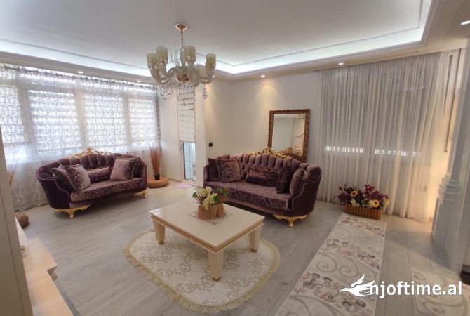 Shtepi ne shitje Apartament ne Tirane, 3+1, Mobilimi E mobiluar, Pagesa 265,000  Euro.