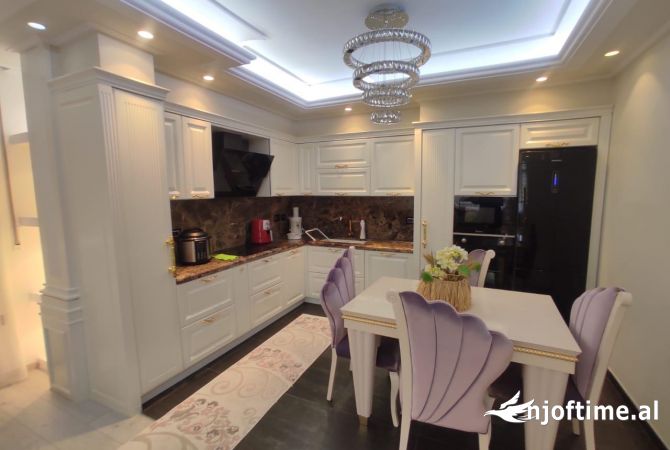 Shtepi ne shitje Apartament ne Tirane, 3+1, Mobilimi E mobiluar, Pagesa 265,000  Euro.