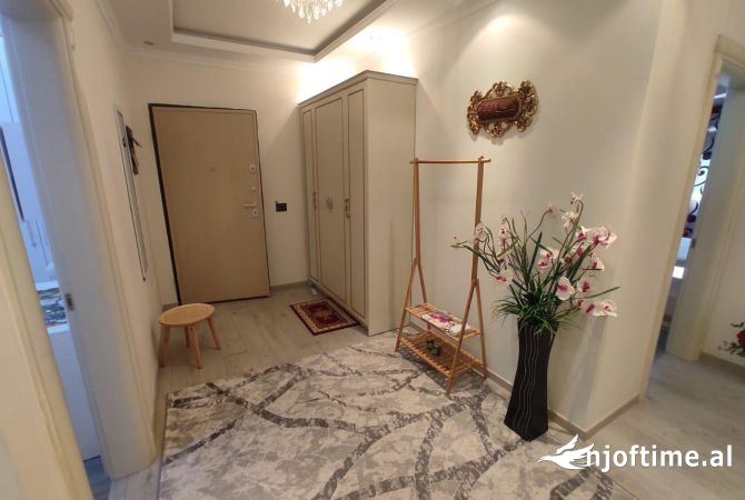 Shtepi ne shitje Apartament ne Tirane, 3+1, Mobilimi E mobiluar, Pagesa 265,000  Euro.