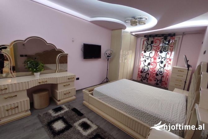 Shtepi ne shitje Apartament ne Tirane, 3+1, Mobilimi E mobiluar, Pagesa 265,000  Euro.