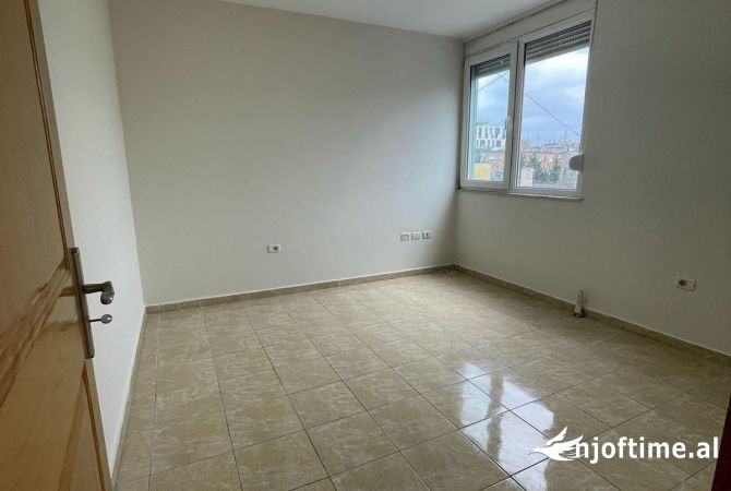 Ambient biznesi me qera 3+1 ne Tirane - 900 Euro