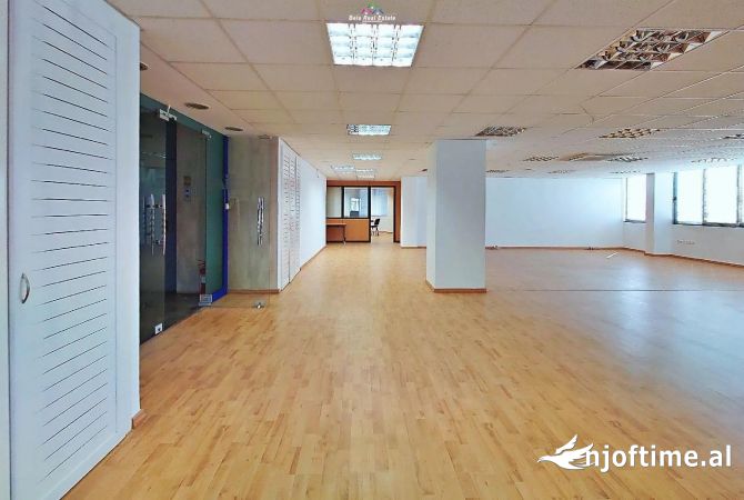 Ambient biznesi me qera 3+1 ne Tirane - 1,800 Euro
