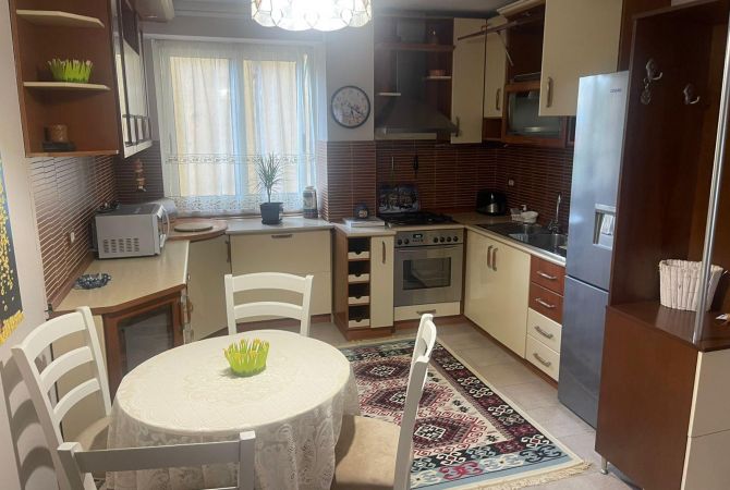 Shtepi me qera Apartament ne Tirane, 3+1, Mobilimi E mobiluar, Pagesa 600  Euro.
