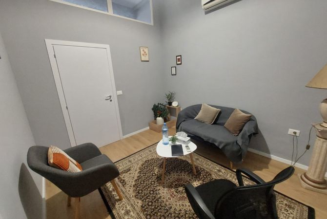 Shtepi me qera Vila Luksoze ne Tirane, 5+1, Mobilimi E mobiluar, Pagesa 1,200  Euro.