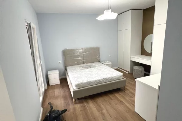 Shtepi me qera 1+1 ne Tirane - 70,000 Leke