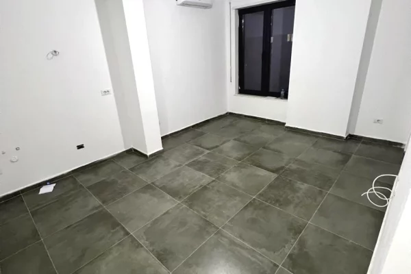 Ambient biznesi me qera 3+1 ne Tirane - 45,000 Leke