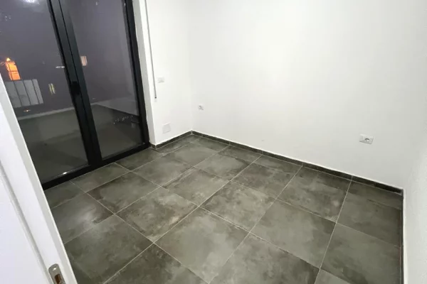 Ambient biznesi me qera 3+1 ne Tirane - 45,000 Leke