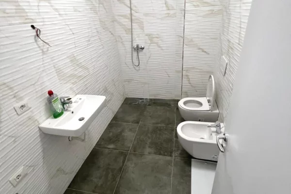 Ambient biznesi me qera 3+1 ne Tirane - 45,000 Leke