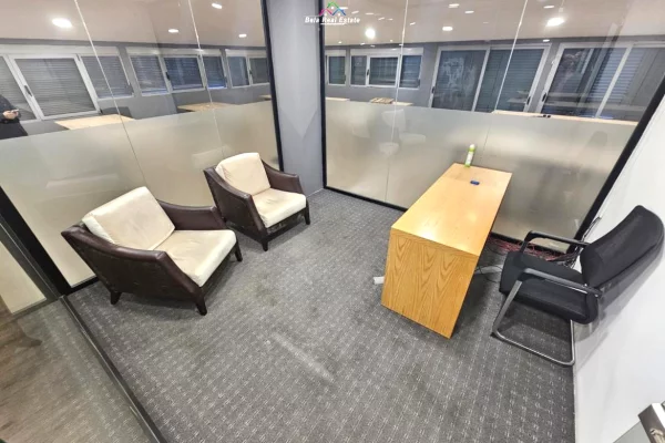 Ambient biznesi me qera 3+1 ne Tirane - 200,000 Leke