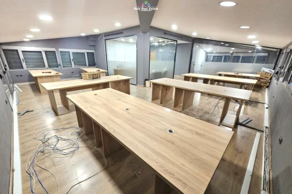 Ambient biznesi me qera 3+1 ne Tirane - 200,000 Leke