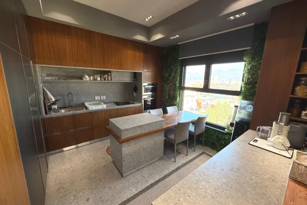 Shtepi me qera Apartament ne Tirane, 3+1, Mobilimi E mobiluar, Pagesa 190,000  Leke.