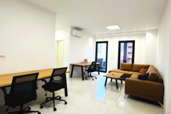 Ambient biznesi me qera 3+1 ne Tirane - 90,000 Leke