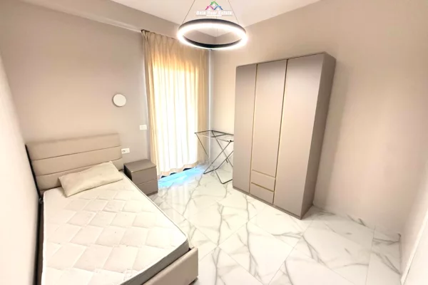 Shtepi me qera Apartament ne Tirane, 3+1, Mobilimi E mobiluar, Pagesa 1,900  Euro.