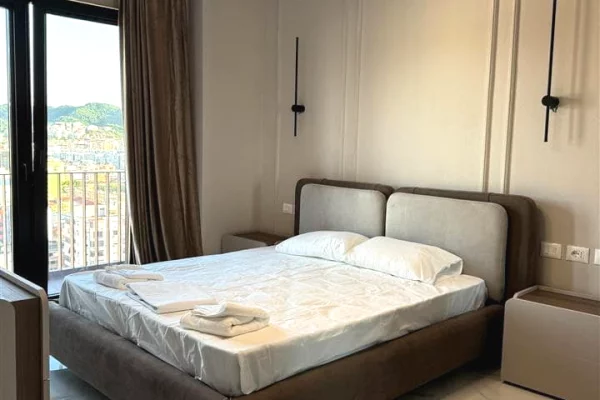 Shtepi me qera Apartament ne Tirane, 3+1, Mobilimi E mobiluar, Pagesa 1,900  Euro.