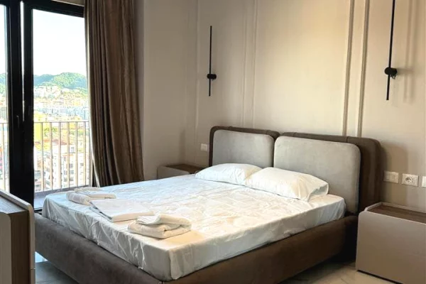 Shtepi me qera Apartament ne Tirane, 3+1, Mobilimi E mobiluar, Pagesa 1,900  Euro.