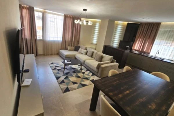 Shtepi me qera 2+1 ne Tirane - 1,300 Euro